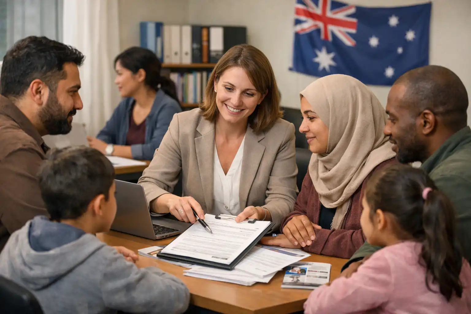 "صورة لموظف اجتماعي يساعد مجموعة من اللاجئين في أستراليا بالأوراق والاستشارات القانونية، توضح دور منظمات تساعد على اللجوء في أستراليا"